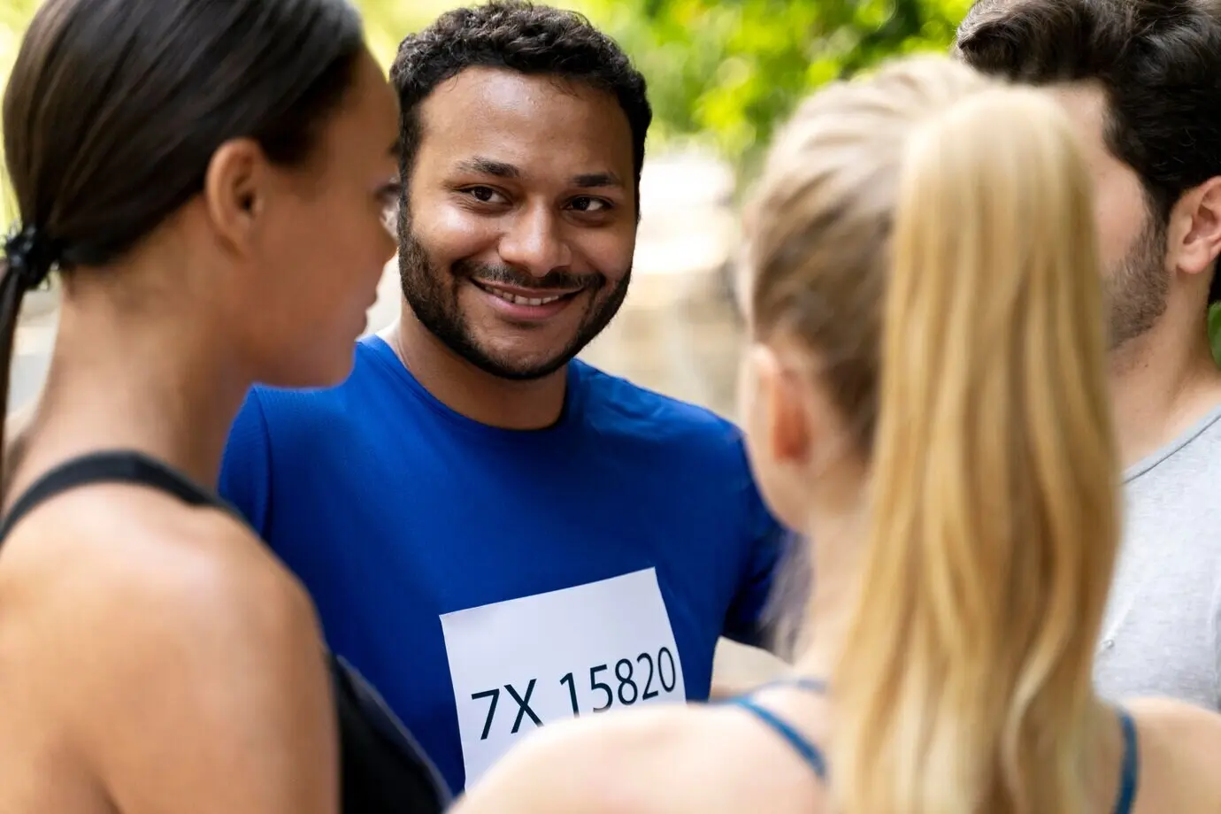 Крупный план улыбающихся людей на открытом воздухе.