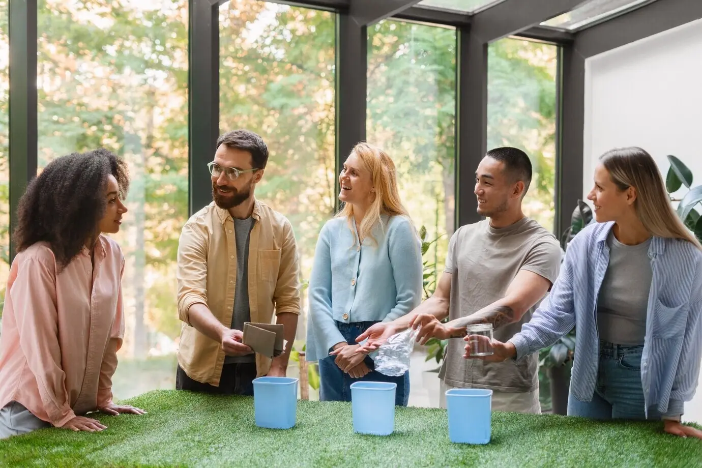 Люди, вместе работающие на технологический бренд.